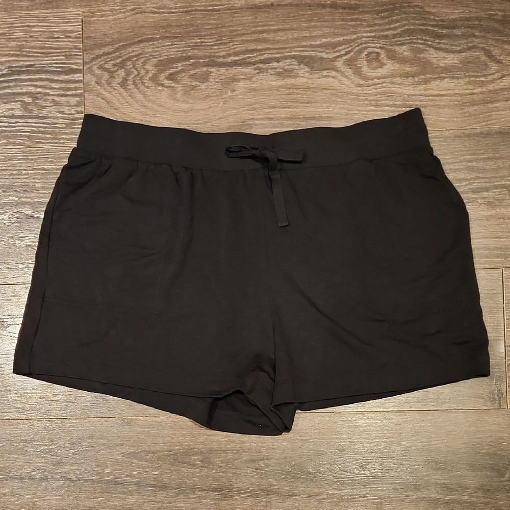 Lou & Grey Black Women's Shorts